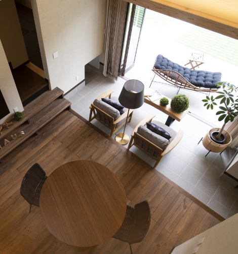 内観　吹き抜け　写真