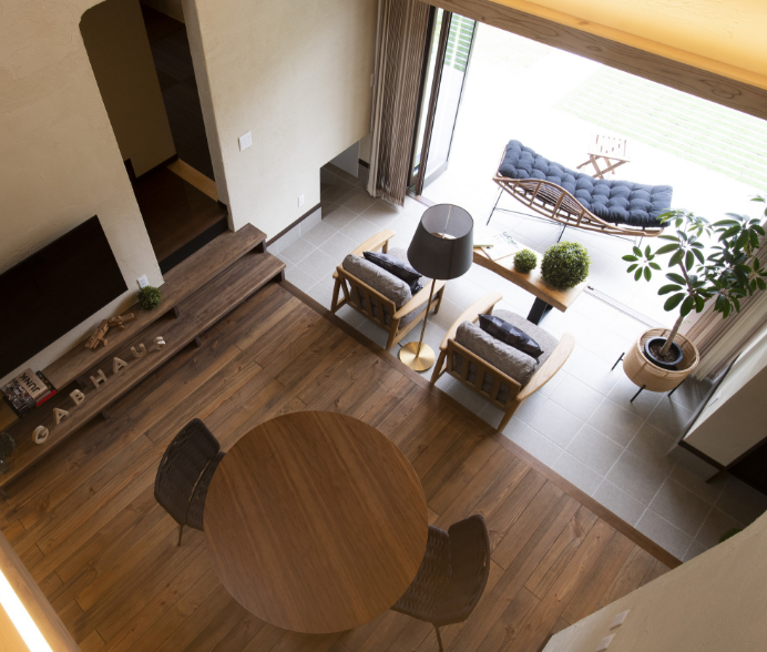 内観　吹き抜け　写真