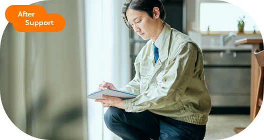 項目をチェックするスタッフ